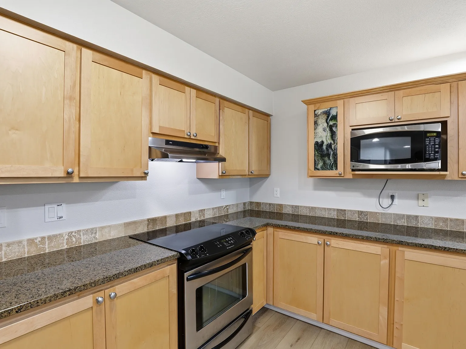 3 bed, 1145 sqft, $2,020 — Photo 4