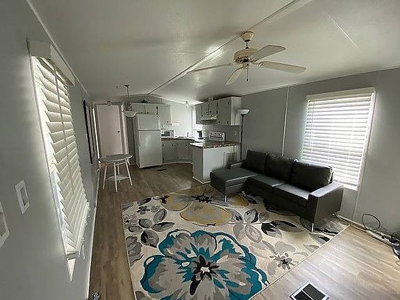 2nd image of 918 Jennifer St