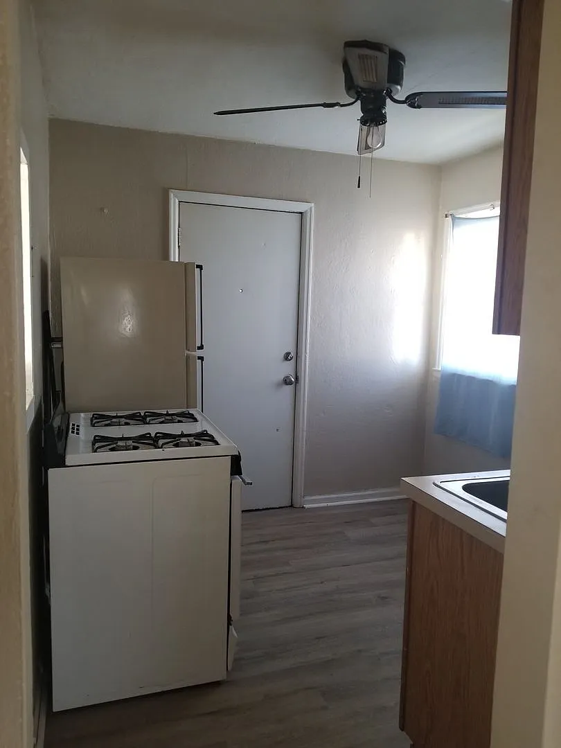 Astro Apartments 2044-2050-2056 S Broadway — Photo 4