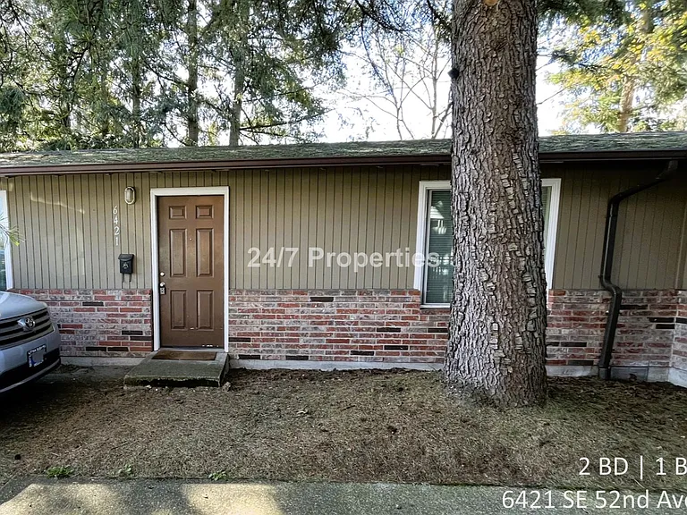 6421 SE 52nd Ave — Photo 1