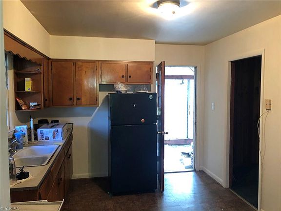 3rd image of 806 E Florida St