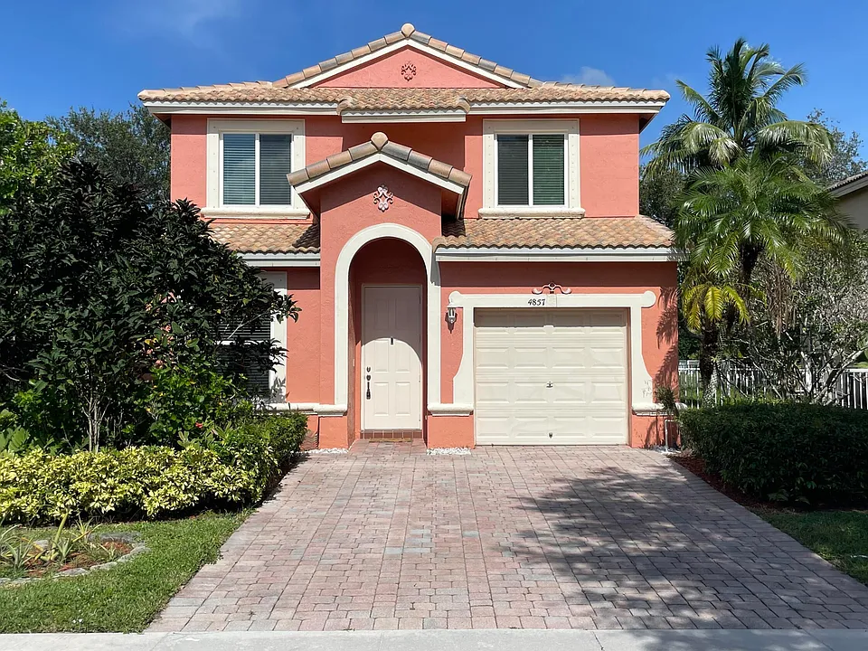 4857 Victoria Cir