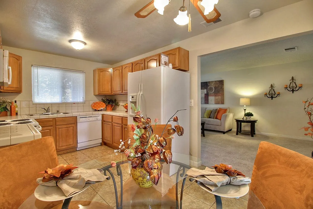 2 bed, 1000 sqft, $3,590 — Photo 3