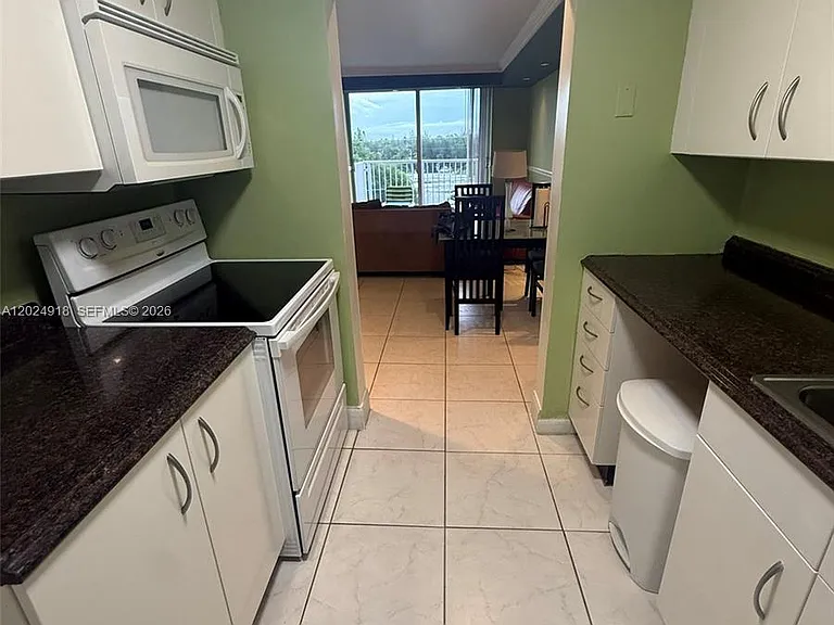 2020 NE 135th St #503 — Photo 8