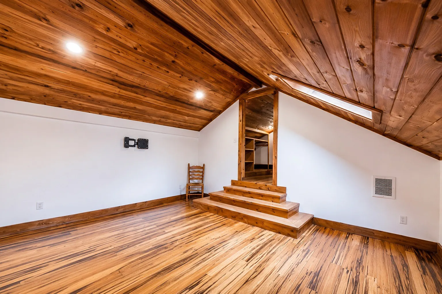 2 bed, 1100 sqft, $2,900 — Photo 3
