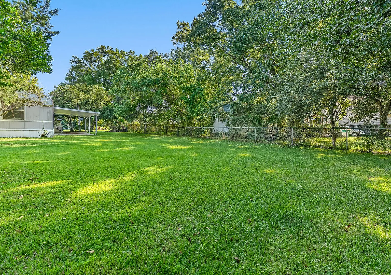 2 Bedroom on Spacious Lot! — Photo 4