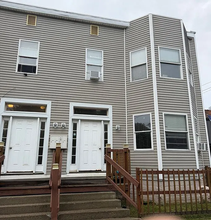 3 bed, 1.0 bath, 1125 sqft, $1,400 — Photo 1