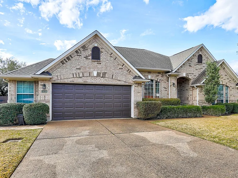 2639 Henley Dr — Photo 3