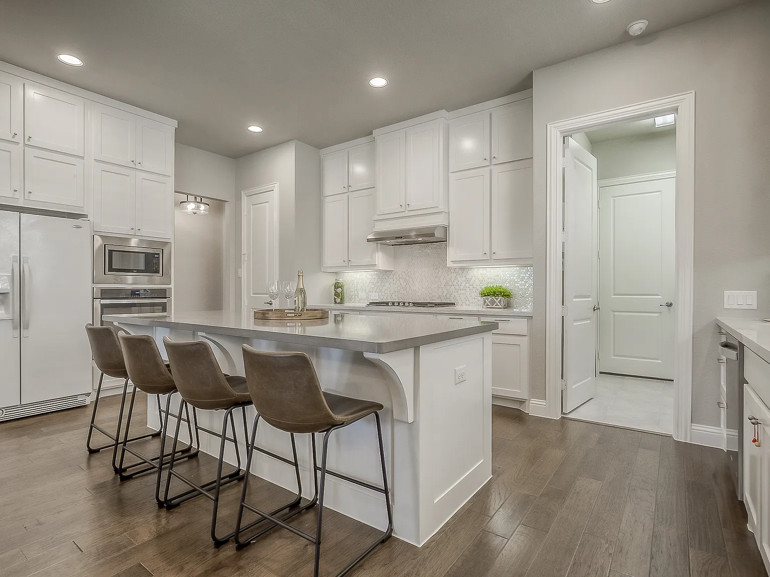 4 bed, 2734 sqft, $3,495 — Photo 2