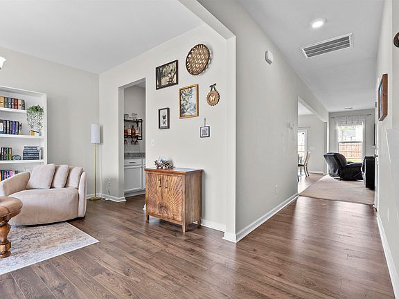 3rd image of 2 Hay Field Ct