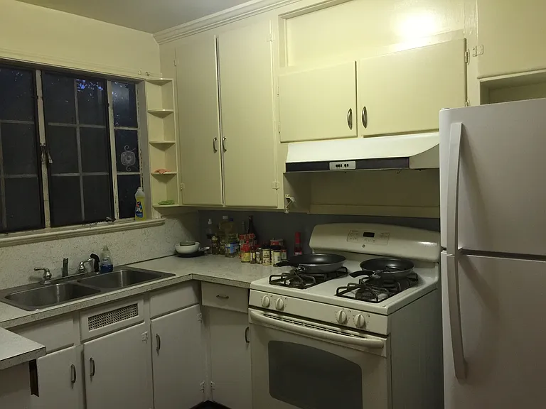 1680 Mount Hope Ave — Photo 7