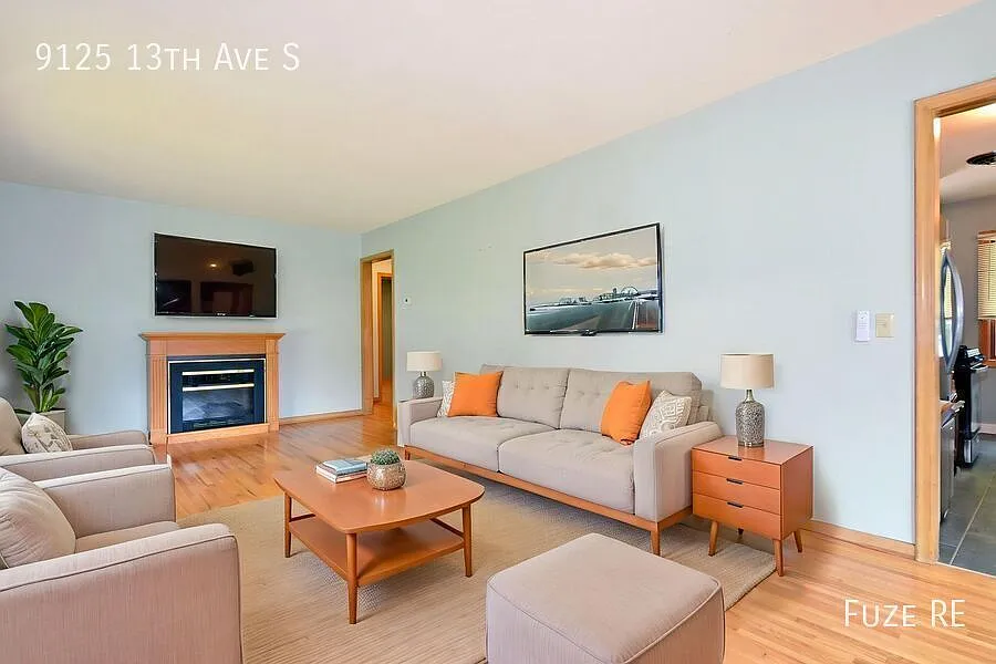 Beautiful 4-Bed, 2-Bath Home in Bloomington - Available Now! — Photo 2