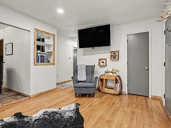 4th image of 1226 E Clark St