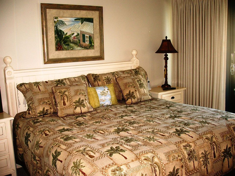 Comfortabe King bed with direct view of the Gulf