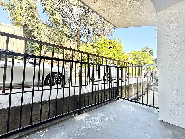 3949 Los Feliz Blvd — Photo 2