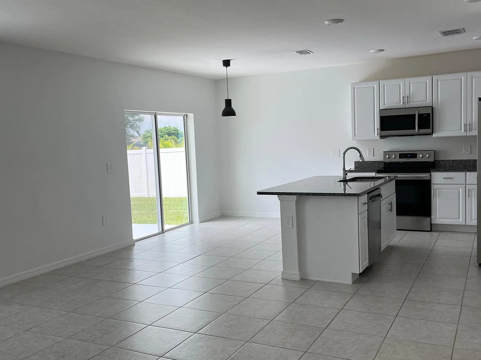 685 SW Millard Dr — Photo 3