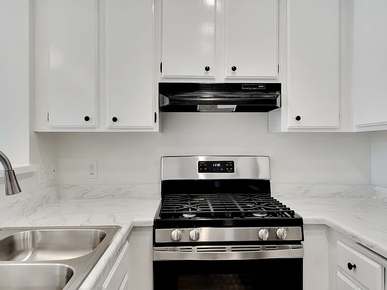 RENOVATED 1 BED 1 BATH - UNIT #309 TOP FLOOR