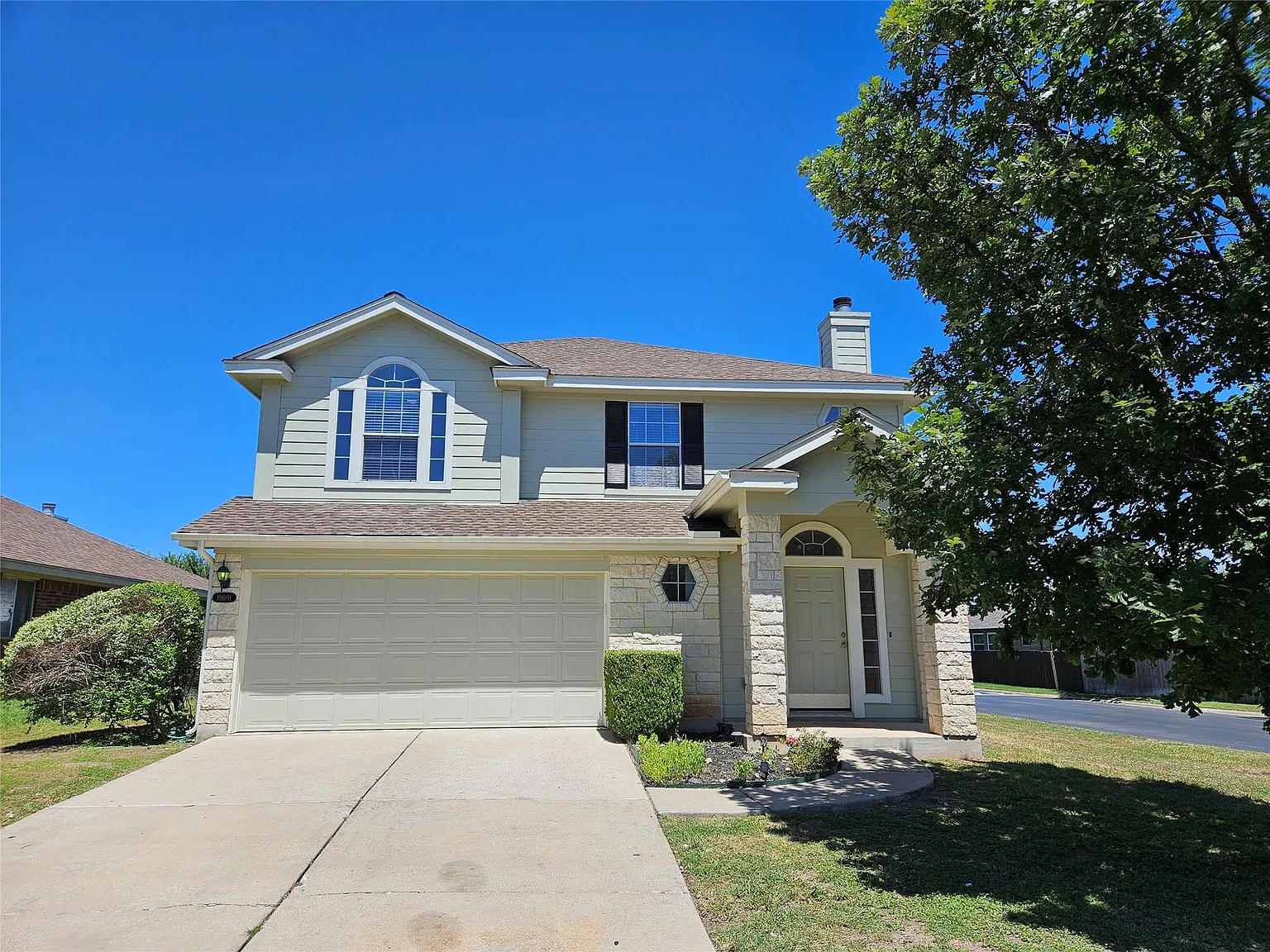 4 bed, 2.5 bath, 2074 sqft, $2,195 — Photo 2