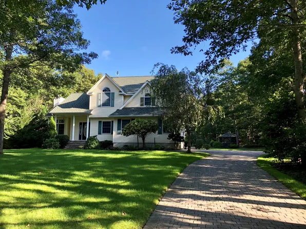 https://photos.zillowstatic.com/fp/af0dde7d8e94813711f010d3ab129bf9-p_e.webp