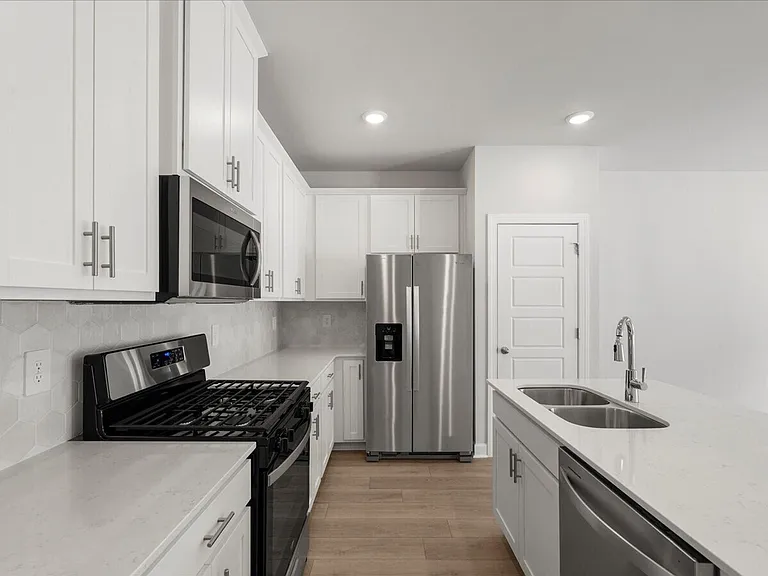 855 Ernest Ln — Photo 5