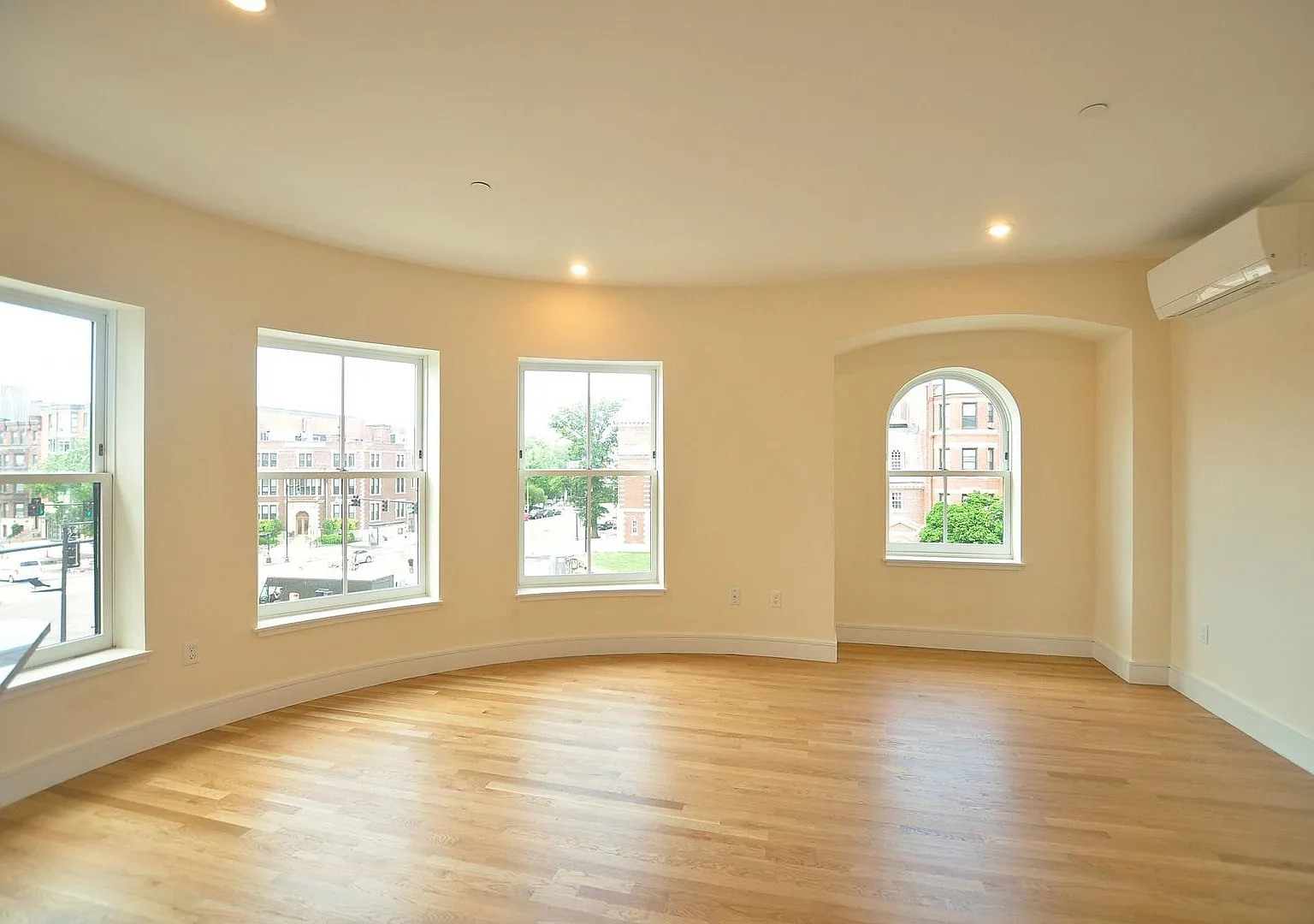 Charming 1 Bedroom-No Broker Fee — Photo 4