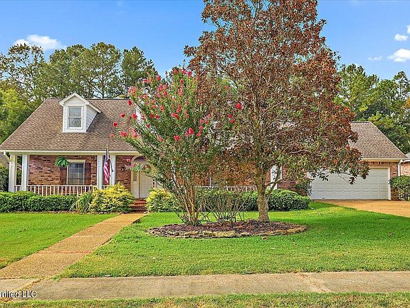 2nd image of 439 Woodlands Cir