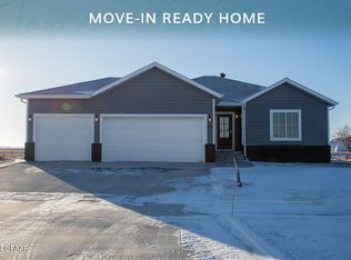 397 Wren Dr, Grand Forks, ND 58201