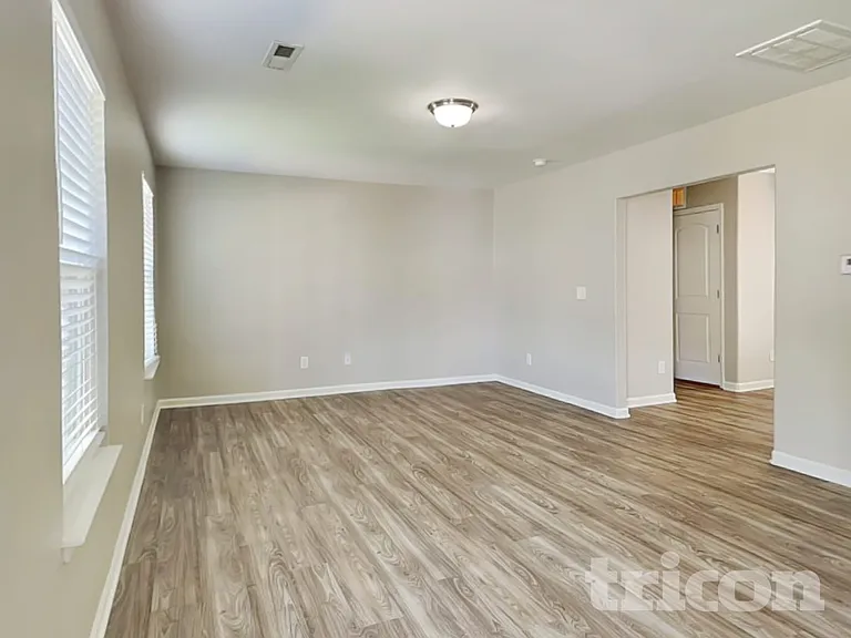 427 Randolph Dr — Photo 3
