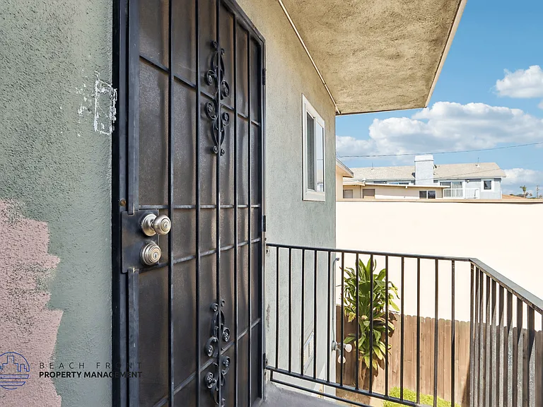 1458 Marine Ave — Photo 12