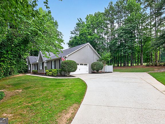 3rd image of 1405 Lake Dow Rd