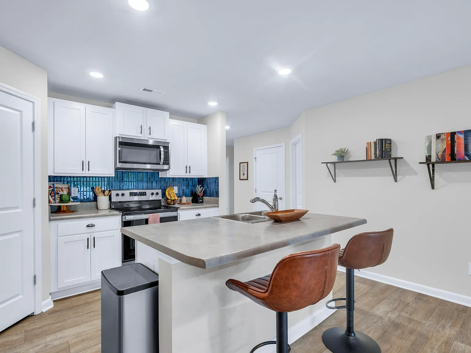 3 bed, 1182 sqft, $1,995 — Photo 3