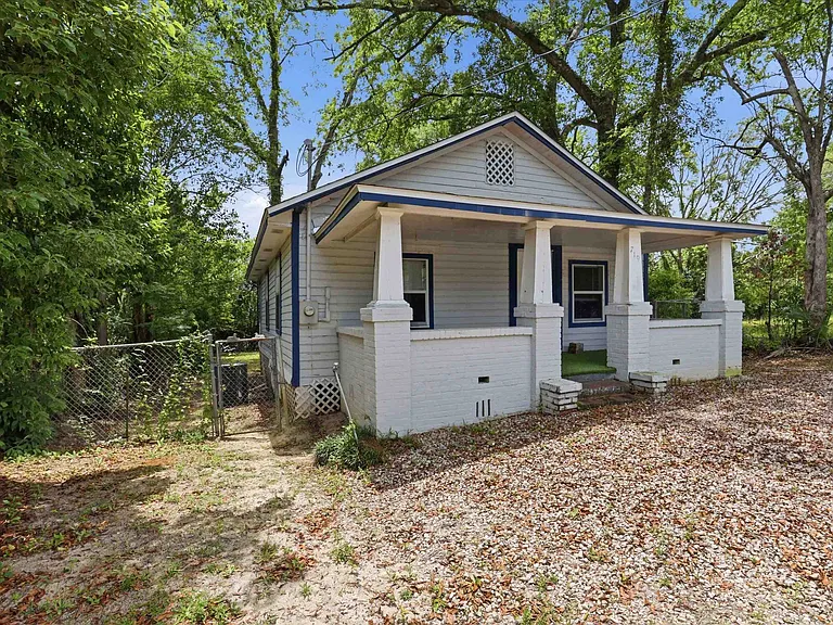 719 Dent St — Photo 2