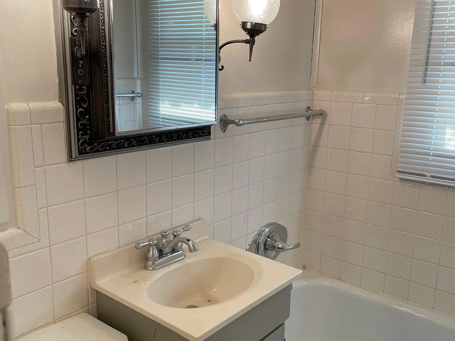 2806 S Earl Ave — Photo 2