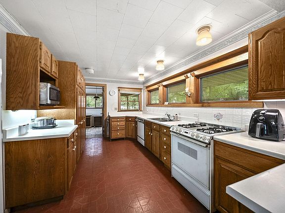 5th image of 126 Belle Ave