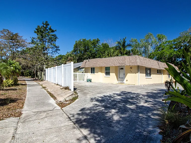 995 Virginia Dr — Photo 1
