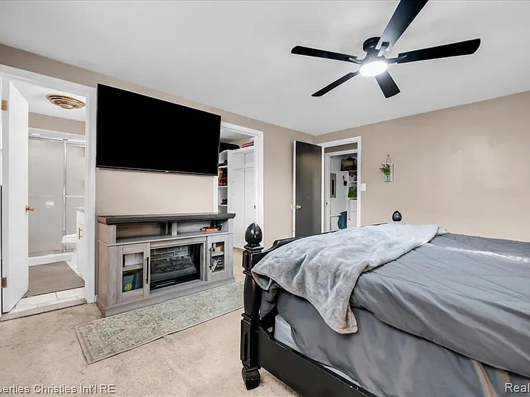 24600 Manistee St — Photo 24