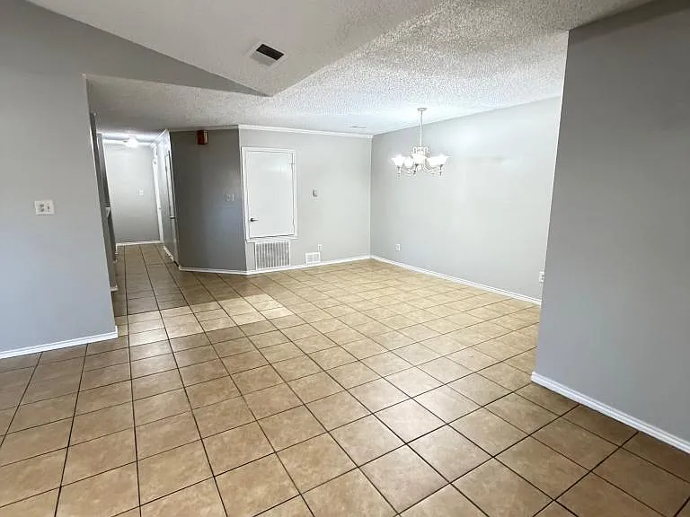 2640 Glenmore Dr — Photo 3