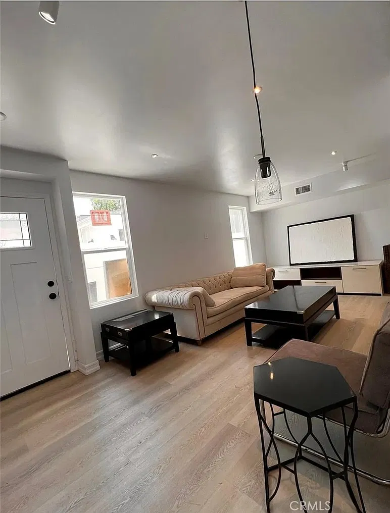 2 bed, 960 sqft, $3,499 — Photo 4