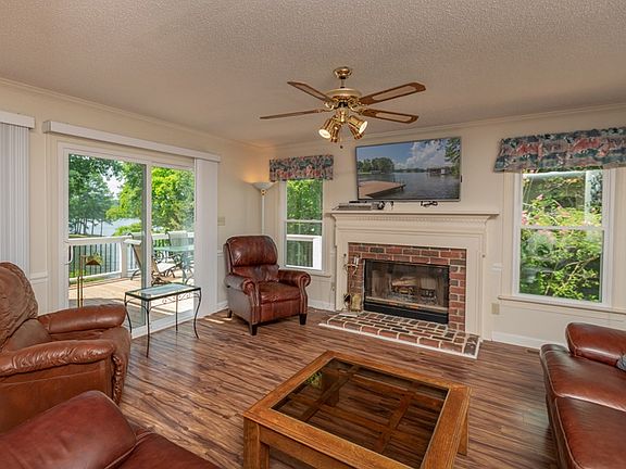 3rd image of 141 E Oak Grove Trl