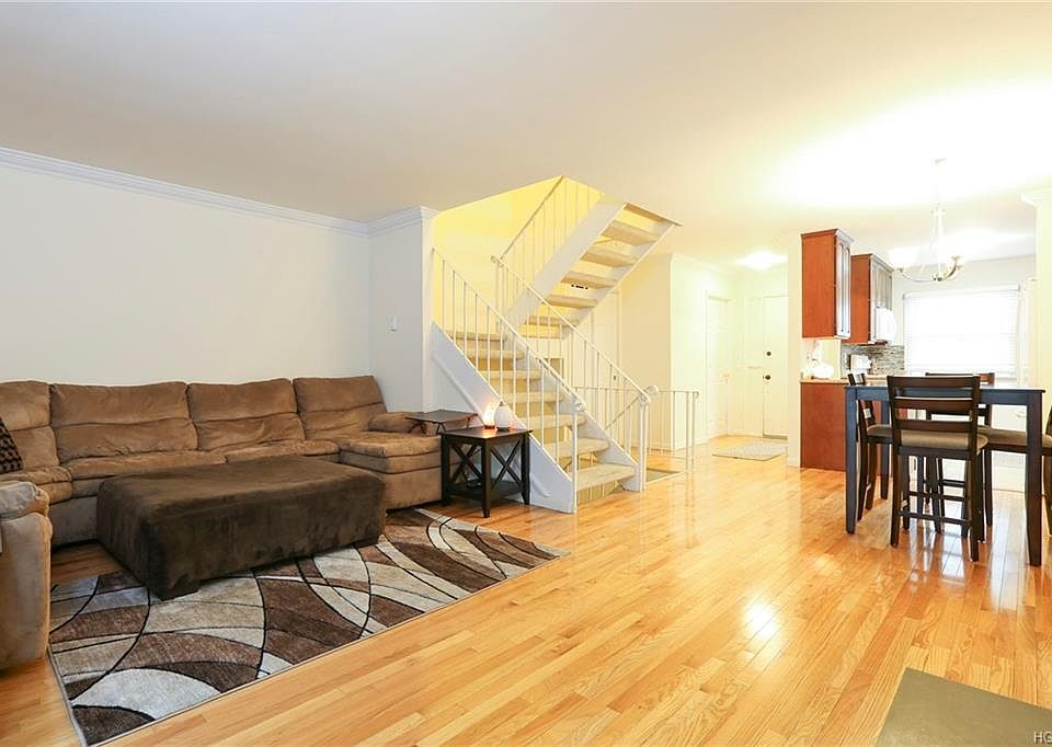 1st image of 7 Brewster Woods Dr