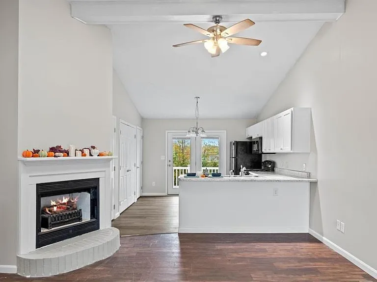 1019 Colonial Dr — Photo 3