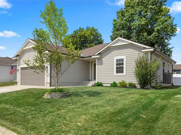 200 N Carriage Meadows Trl, Peculiar, MO 64078
