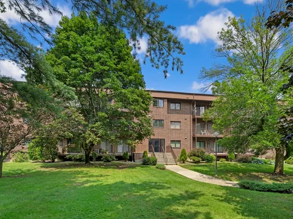 7 Ledgewood Way APT 4, Peabody, MA 01960