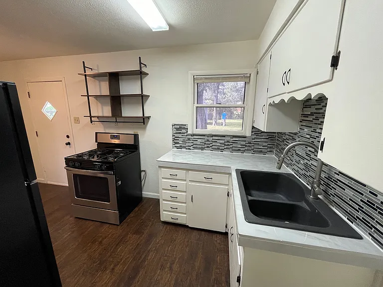 4749 Laverda Dr — Photo 23