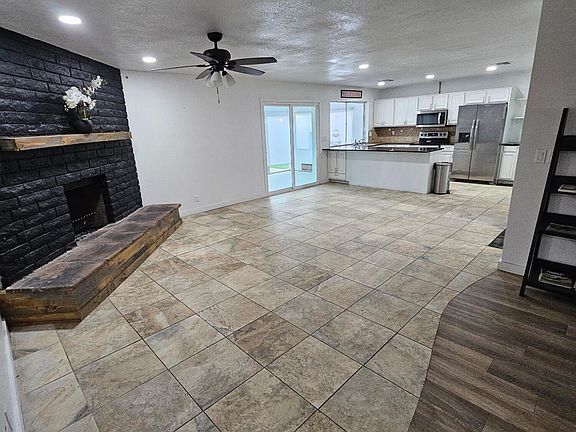 2nd image of 902 E GLADE Avenue