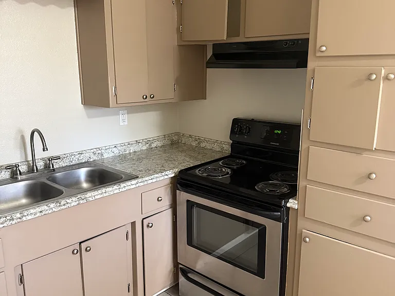 2285-2291 Elm St #2 — Photo 3