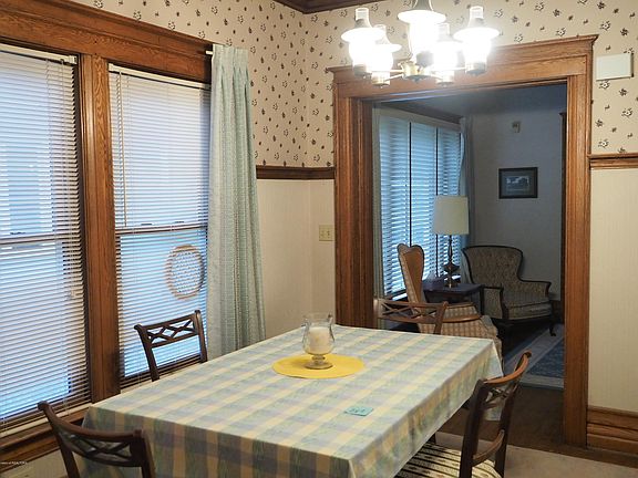 2nd image of 720 W Shiawassee St