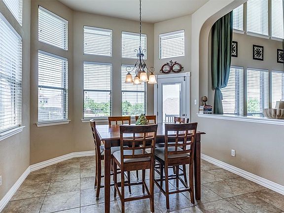 5th image of 926 Forest Park Ct