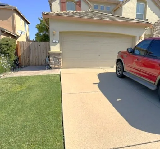 Parking space and private entrance - 4 Heritage Park Ct