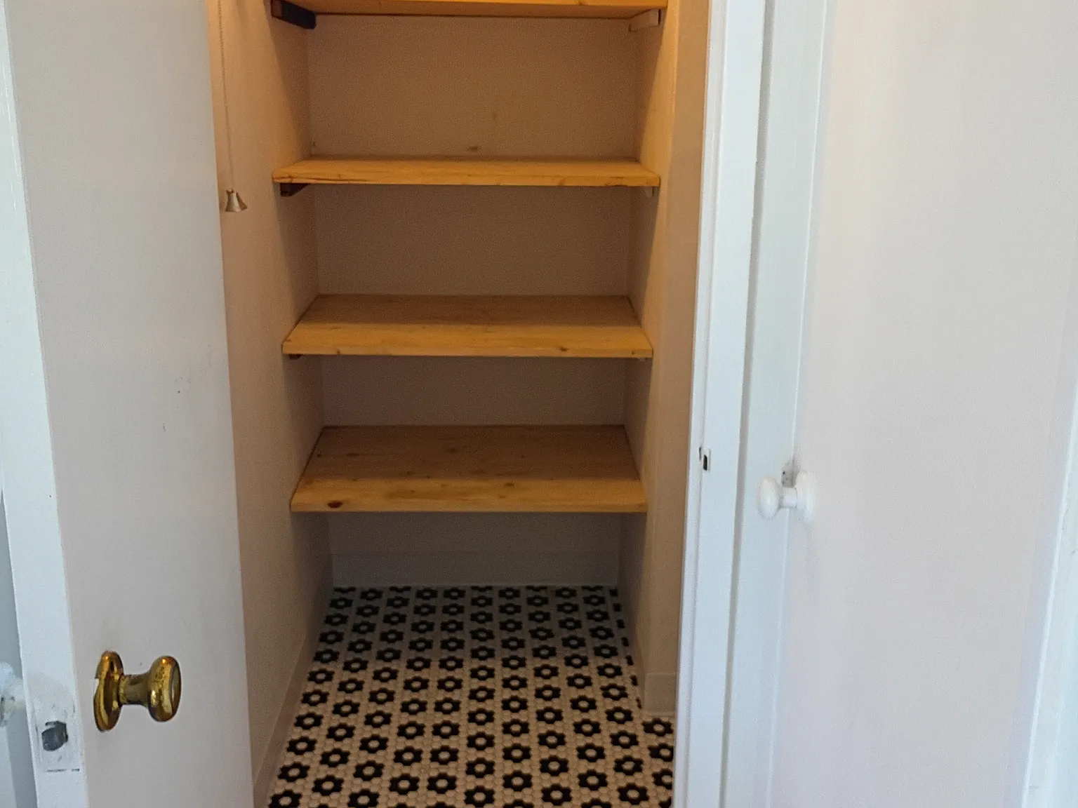 4 bed, 2400 sqft, $6,000 — Photo 3